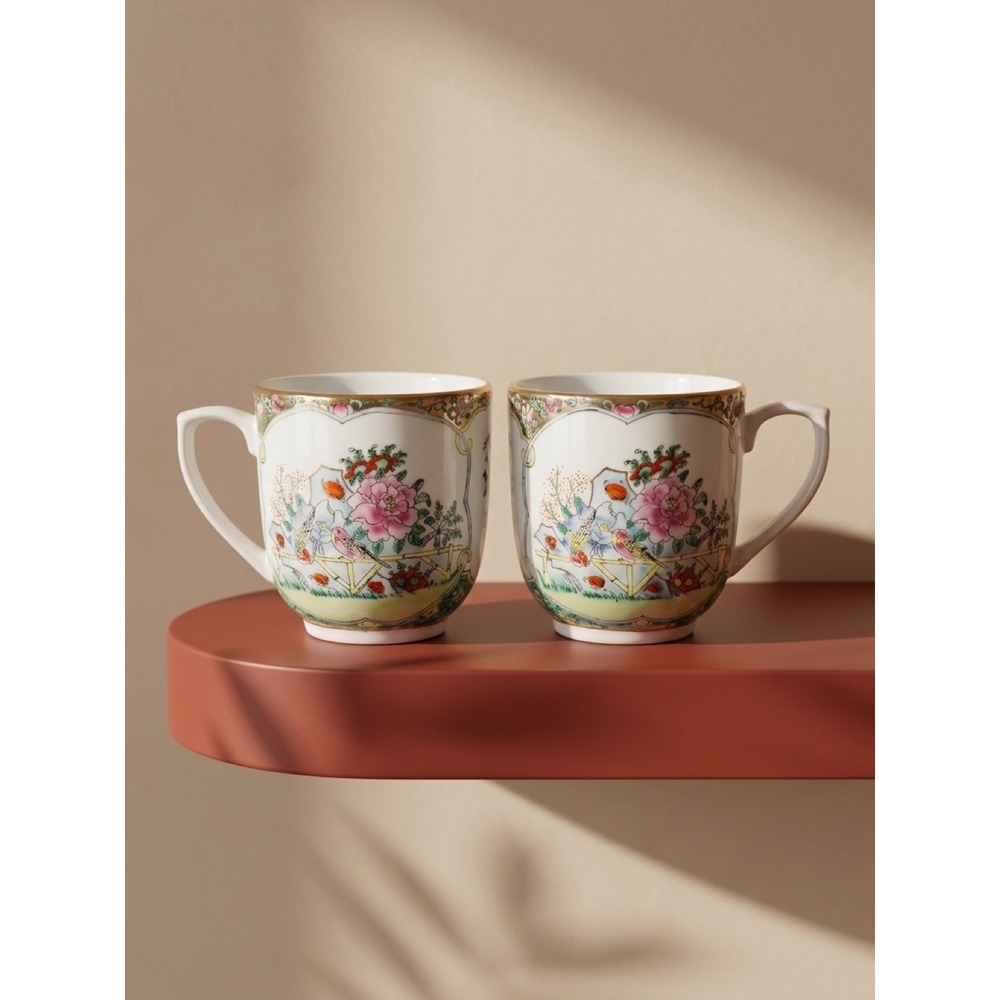 Set of 2 Hand-Painted Chinese Export Porcelain Tea Cups